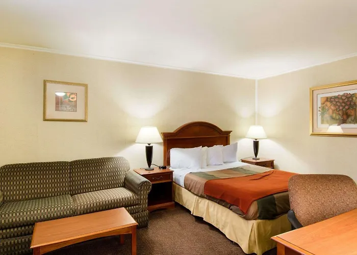 Econo Lodge Inn & Suites